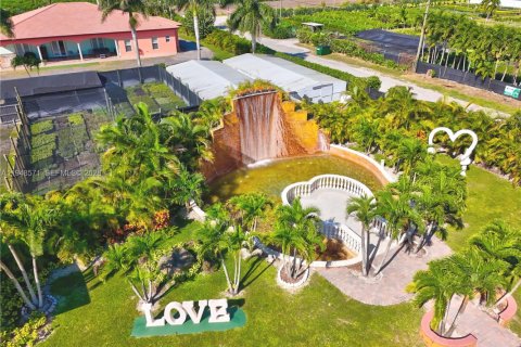 Commercial property in Miami, Florida № 2006013 - photo 12