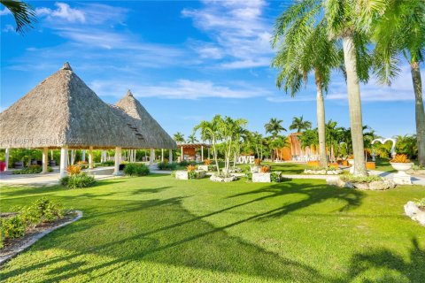 Commercial property in Miami, Florida № 2006013 - photo 21