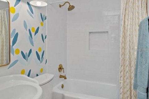 House in Orlando, Florida 4 bedrooms, 171.96 sq.m. № 1918614 - photo 15