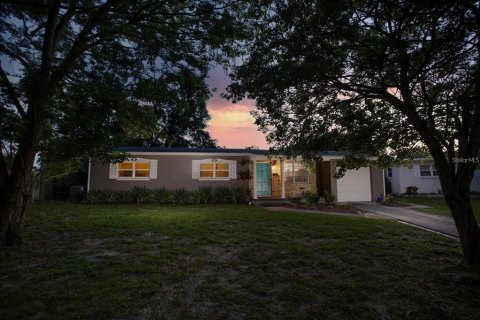 House in Orlando, Florida 4 bedrooms, 171.96 sq.m. № 1918614 - photo 2