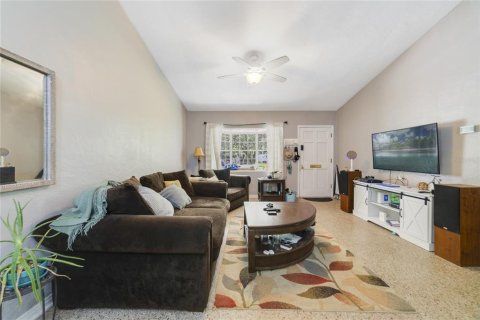 House in Orlando, Florida 4 bedrooms, 171.96 sq.m. № 1918614 - photo 9