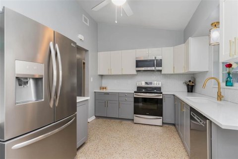 House in Orlando, Florida 4 bedrooms, 171.96 sq.m. № 1918614 - photo 7