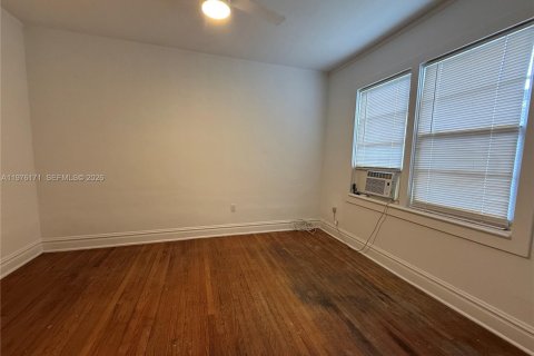 Снять в аренду виллу или дом в Корал-Гейблс, Флорида 1 спальня, 69.68м2, № 2044670 - фото 2