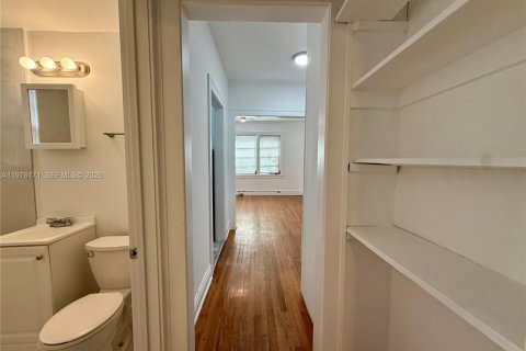 Снять в аренду виллу или дом в Корал-Гейблс, Флорида 1 спальня, 69.68м2, № 2044670 - фото 3