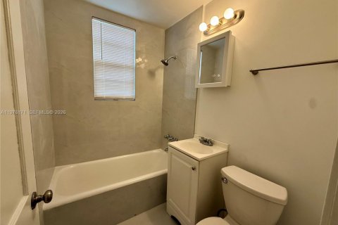 Снять в аренду виллу или дом в Корал-Гейблс, Флорида 1 спальня, 69.68м2, № 2044670 - фото 4