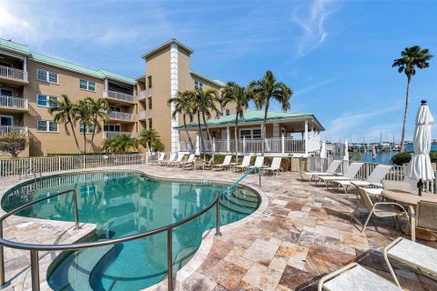 Condo in Madeira Beach, Florida, 3 bedrooms  № 2214850 - photo 2