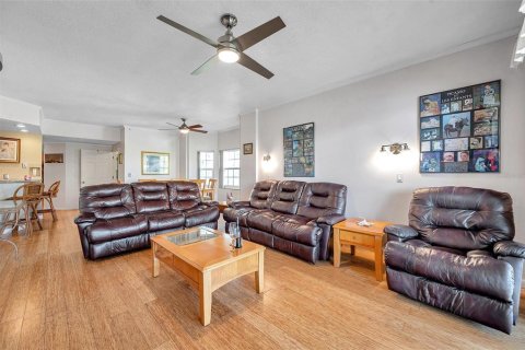 Condo in Madeira Beach, Florida, 3 bedrooms  № 2214850 - photo 9
