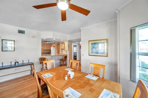 Condo in Madeira Beach, Florida, 3 bedrooms  № 2214850 - photo 18