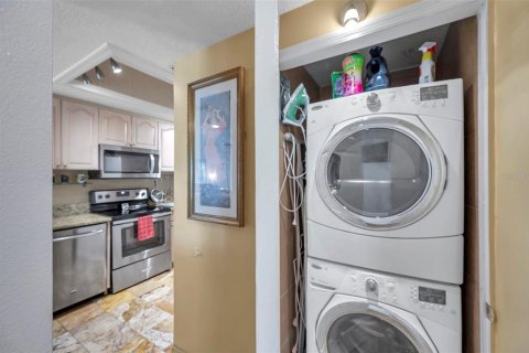 Condo in Madeira Beach, Florida, 3 bedrooms  № 2214850 - photo 19