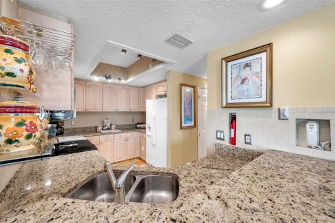 Condo in Madeira Beach, Florida, 3 bedrooms  № 2214850 - photo 16