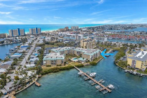 Condo in Madeira Beach, Florida, 3 bedrooms  № 2214850
