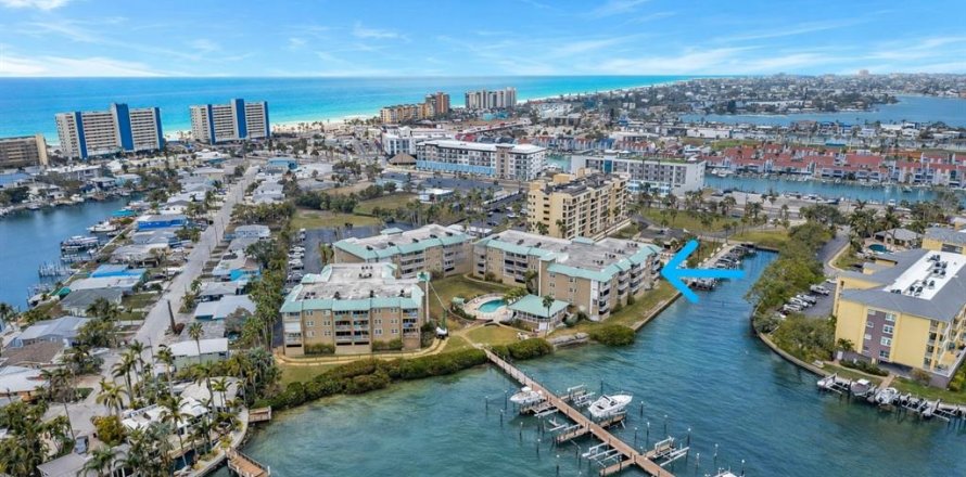 Condo in Madeira Beach, Florida, 3 bedrooms  № 2214850