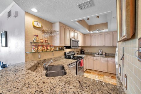 Condo in Madeira Beach, Florida, 3 bedrooms  № 2214850 - photo 14