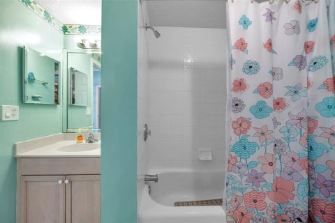 Condo in Madeira Beach, Florida, 3 bedrooms  № 2214850 - photo 25