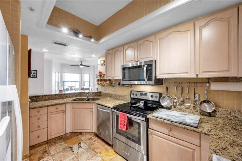 Condo in Madeira Beach, Florida, 3 bedrooms  № 2214850 - photo 13