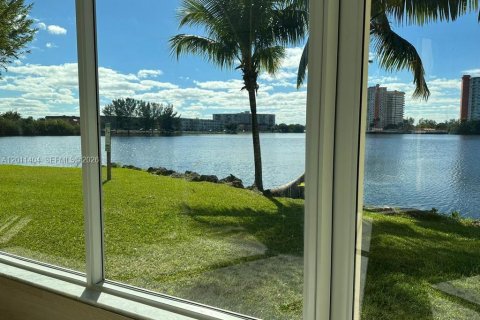 Copropriété à louer à Miami, Floride: 2 chambres, 92.34 m2 № 2075175 - photo 2