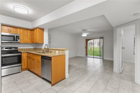 Кондоминиум с 2 спальнями в Коконат Крик, Флорида № 2010128