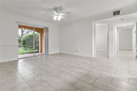 Снять в аренду кондоминиум в Коконат Крик, Флорида 2 спальни, 94.3м2, № 2010128 - фото 2