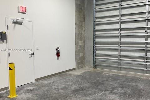 Commercial property in Sweetwater, Florida № 2042861 - photo 8