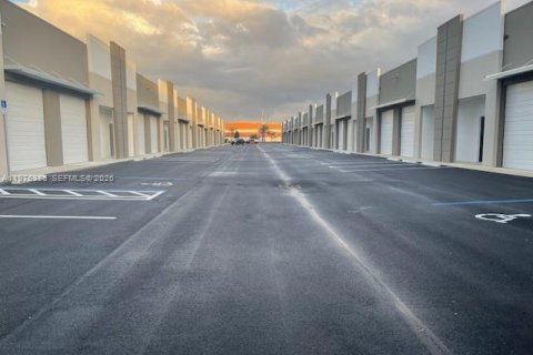 Commercial property in Sweetwater, Florida № 2042861