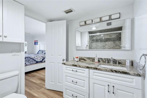 Condo in Venice, Florida, 2 bedrooms  № 2094139 - photo 23