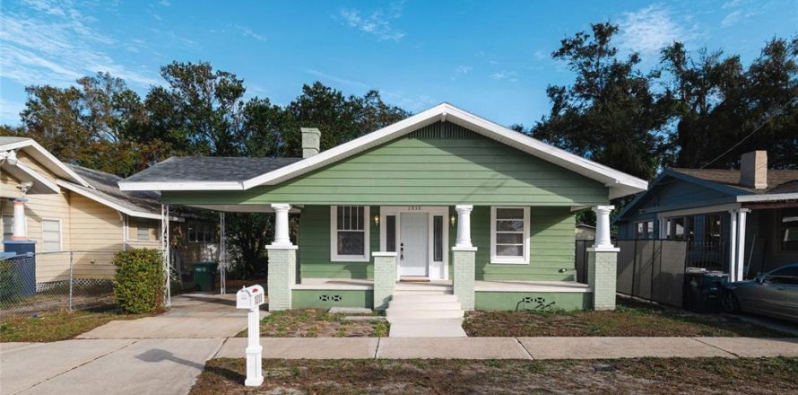 House in Tampa, Florida 3 bedrooms, 121.14 sq.m. № 1541325