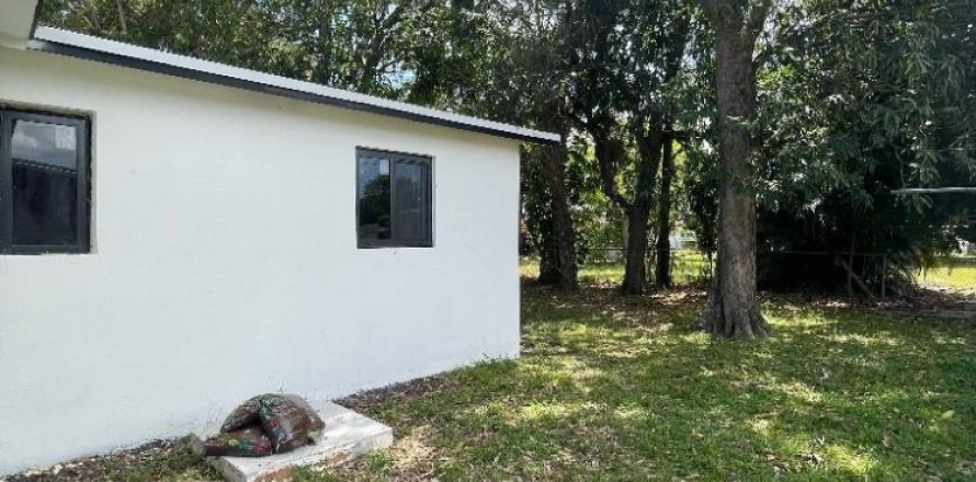 House in Lauderhill, Florida 4 bedrooms, 99.13 sq.m. № 1175154