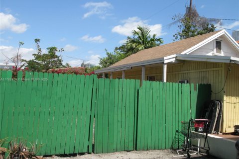 Commercial property in Miami, Florida 249.44 sq.m. № 1863584 - photo 16