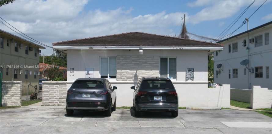 Commercial property in Miami, Florida 249.44 sq.m. № 1863584