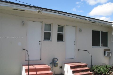 Commercial property in Miami, Florida 249.44 sq.m. № 1863584 - photo 9