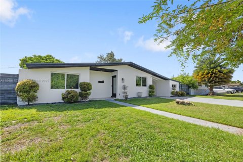 House in Cutler Bay, Florida 3 bedrooms, 114.64 sq.m. № 1830288 - photo 3