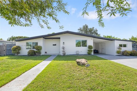 House in Cutler Bay, Florida 3 bedrooms, 114.64 sq.m. № 1830288 - photo 1