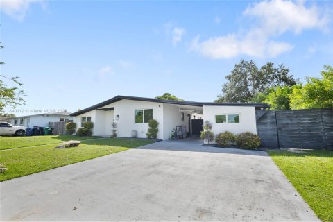 House in Cutler Bay, Florida 3 bedrooms, 114.64 sq.m. № 1830288 - photo 4