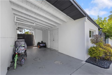 House in Cutler Bay, Florida 3 bedrooms, 114.64 sq.m. № 1830288 - photo 12