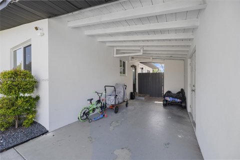 House in Cutler Bay, Florida 3 bedrooms, 114.64 sq.m. № 1830288 - photo 11