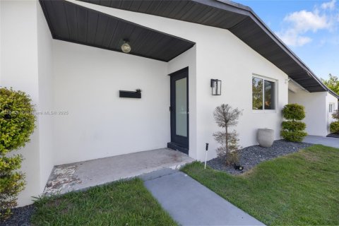 House in Cutler Bay, Florida 3 bedrooms, 114.64 sq.m. № 1830288 - photo 5