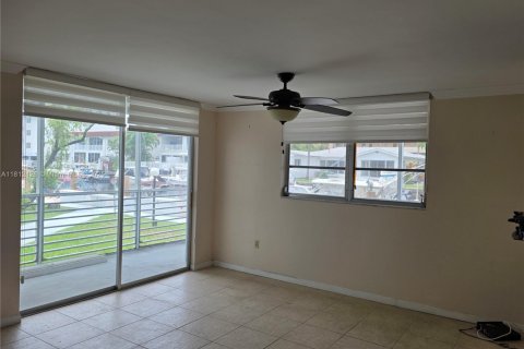 Condo in North Miami Beach, Florida, 2 bedrooms  № 1934558 - photo 8