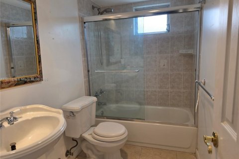Condo in North Miami Beach, Florida, 2 bedrooms  № 1934558 - photo 9