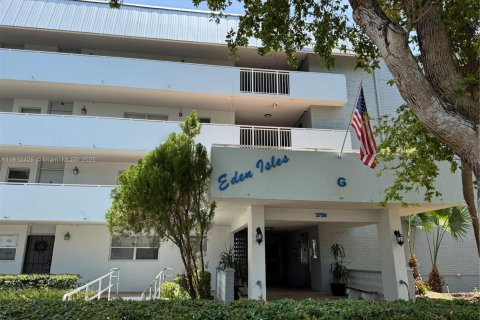 Condo in North Miami Beach, Florida, 2 bedrooms  № 1934558 - photo 2