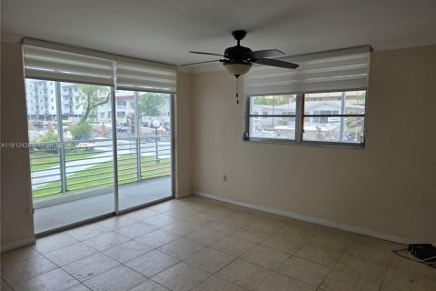 Condo in North Miami Beach, Florida, 2 bedrooms  № 1934558 - photo 5