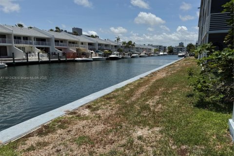 Condo in North Miami Beach, Florida, 2 bedrooms  № 1934558 - photo 14