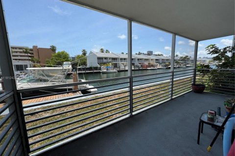 Condo in North Miami Beach, Florida, 2 bedrooms  № 1934558 - photo 12