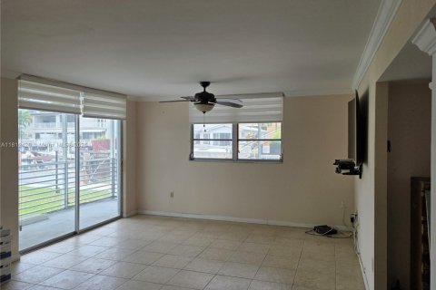 Condo in North Miami Beach, Florida, 2 bedrooms  № 1934558 - photo 16