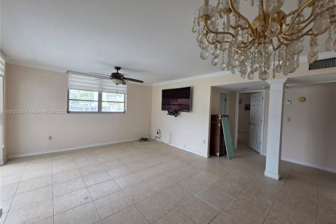 Condo in North Miami Beach, Florida, 2 bedrooms  № 1934558 - photo 7