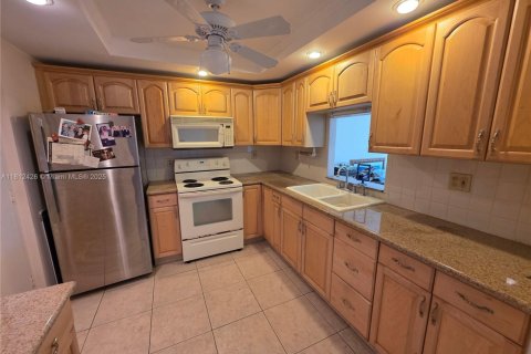 Condo in North Miami Beach, Florida, 2 bedrooms  № 1934558 - photo 4