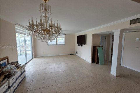Condo in North Miami Beach, Florida, 2 bedrooms  № 1934558 - photo 6