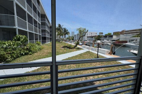 Condo in North Miami Beach, Florida, 2 bedrooms  № 1934558 - photo 13