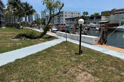 Condo in North Miami Beach, Florida, 2 bedrooms  № 1934558 - photo 11