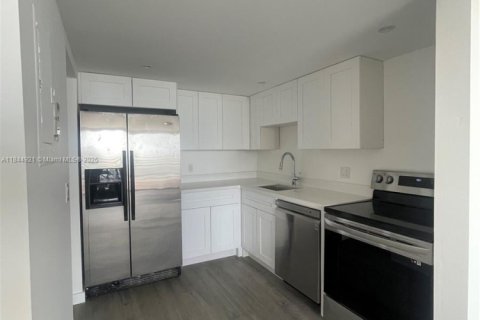 Condo in North Miami, Florida, 2 bedrooms  № 1841291 - photo 4