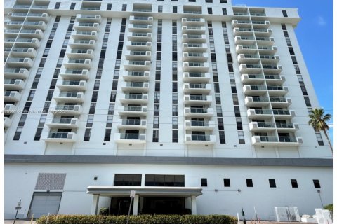 Condo in North Miami, Florida, 2 bedrooms  № 1841291 - photo 14